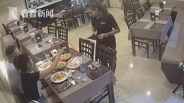 女子拔腿毛丟菜里 叫囂不免單就給差評
