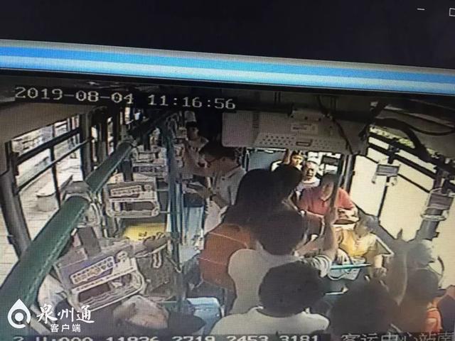 讓座慢遭大媽掌摑 該不該尊這些“為老不尊”的人/>
</p>
<p>
	11點16分58秒左右，大媽坐下，仍舊在說著話。此時，前車廂的安全員穿過擁擠的過道走向女孩和大媽，快到時，大媽突然站了起來，揚起手朝女孩打去。只聽見女孩尖叫“你干嗎打我啊”，迅速來到女孩身邊的安全員站在兩人之間，詢問“干嗎呢”，并用手擋住大媽再次揚起的手，及時制止了。
</p>
<p>
	在大媽打向女孩的瞬間，車廂內的乘客也被嚇一跳。女孩質問大媽“干嗎打人，你動手打人就不對，你要道歉”，<span style=