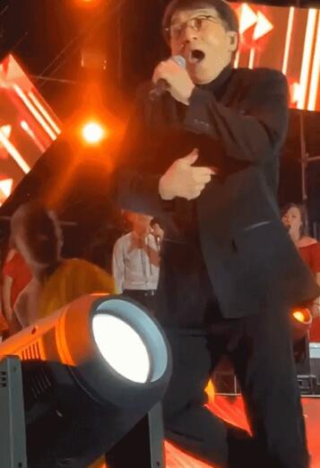 成龍演出遇小意外 見(jiàn)慣大風(fēng)大浪的成龍表現(xiàn)完美