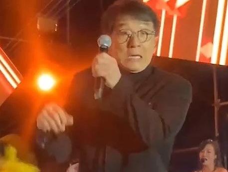 成龍演出遇小意外 見(jiàn)慣大風(fēng)大浪的成龍表現(xiàn)完美