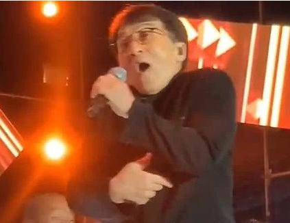 成龍演出遇小意外 見(jiàn)慣大風(fēng)大浪的成龍表現(xiàn)完美