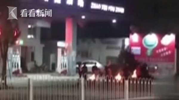 加油站前燒紙錢(qián)拜神 不要命了?