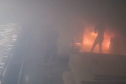 員工因打賭用酒精放火燒廠被拘留 只因他“不信75%的醫用酒精能點著”